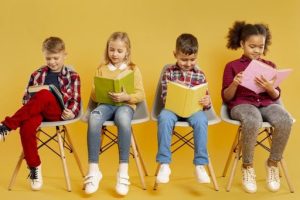 4 niños con juegos de lectura