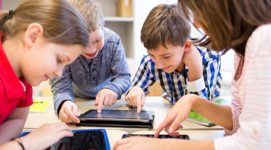 niños usando una tablet (TIC)