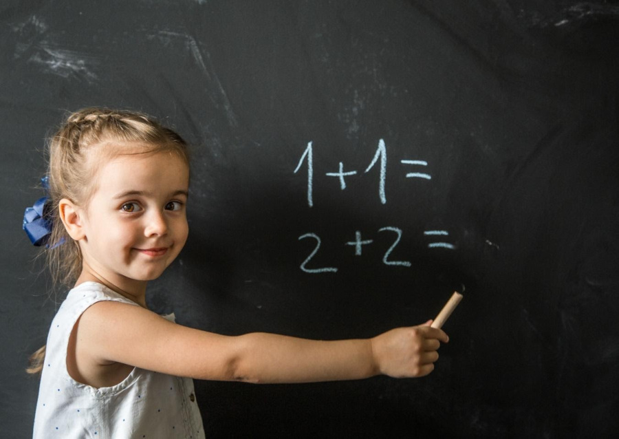 niña aprendiendo matematicas