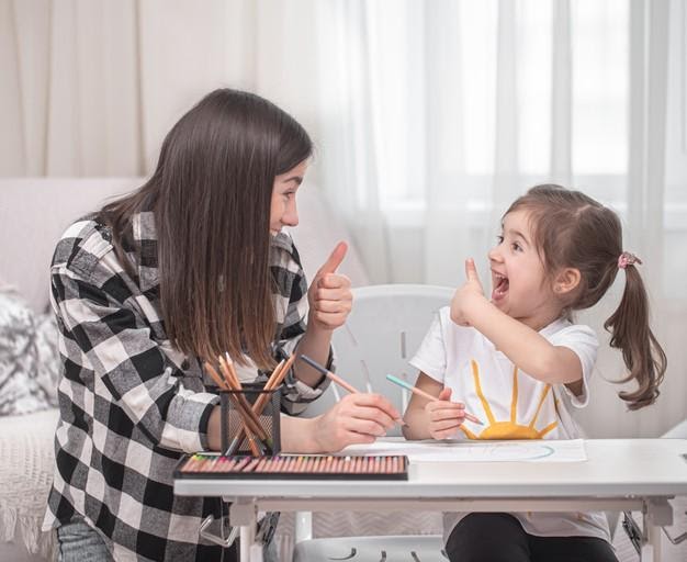 madre aplicando homeschooling con su hija