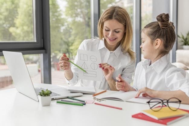 madre aplicando homeschooling con su hija