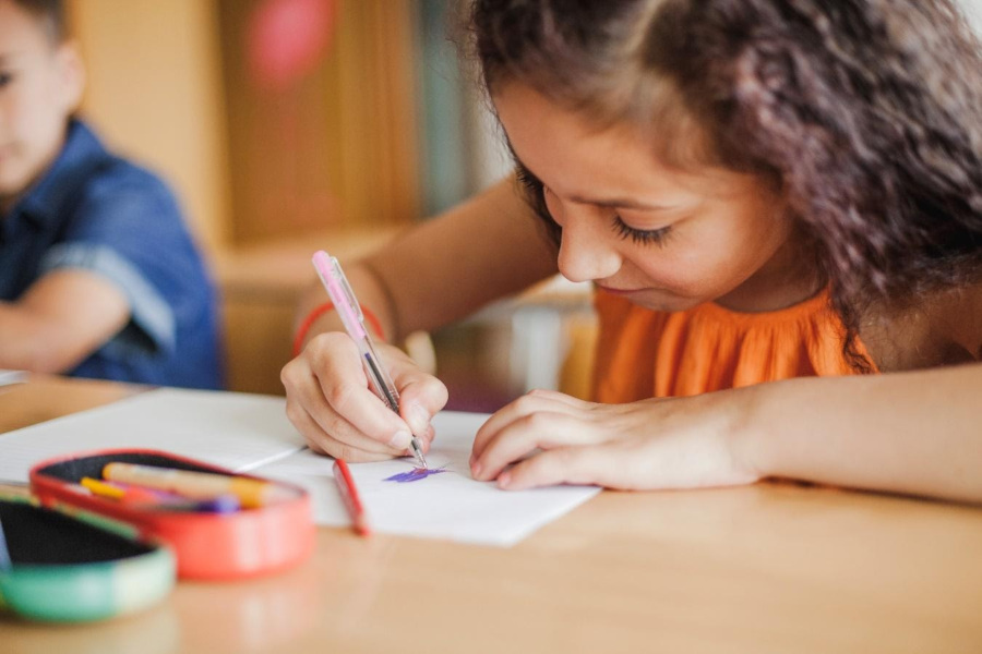 niña en la escuela