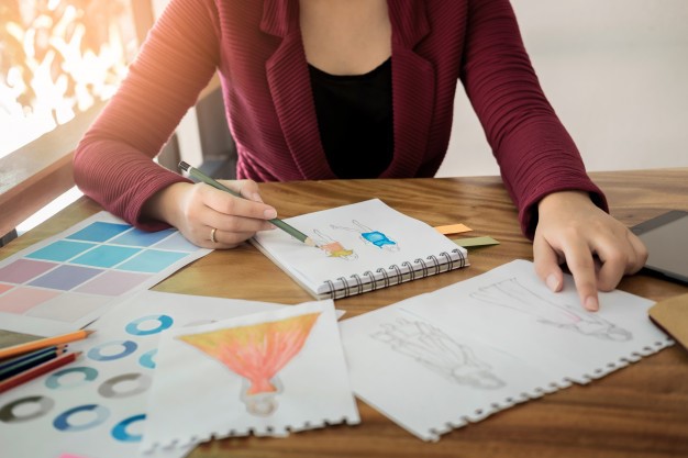 mujer haciendo visual thinking